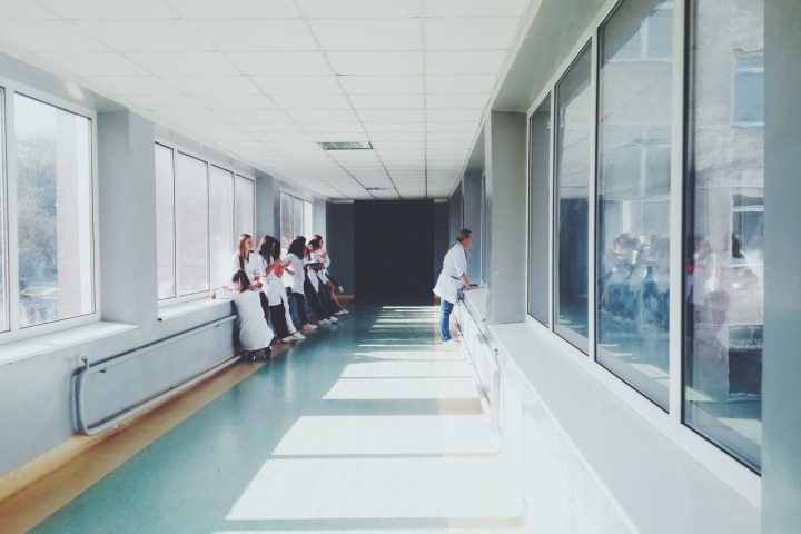 Pasillo de clínica con personal médico