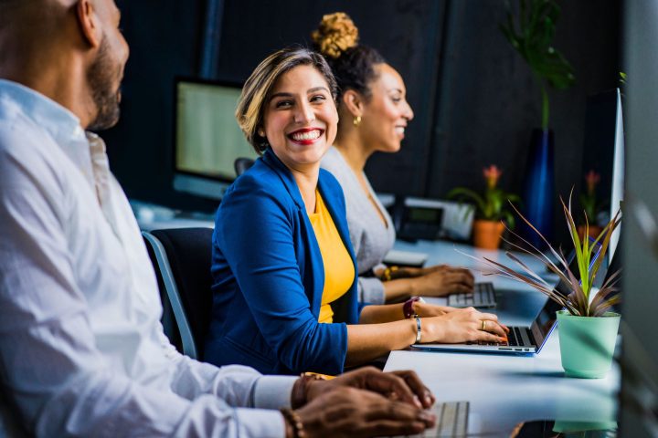 Equipo corporativo trabajando en un portal empresarial