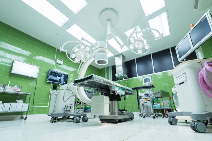Quirófano equipado — plataforma hospitalaria