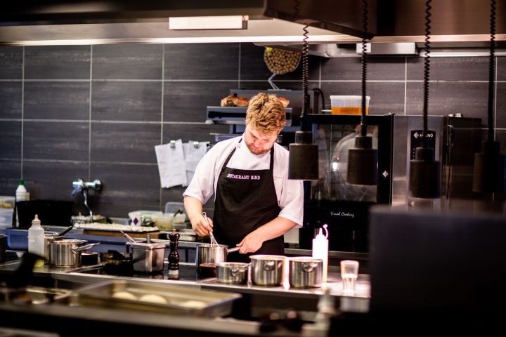 Cocina profesional de restaurante en operación