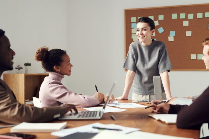 Equipo colaborando en un portal corporativo