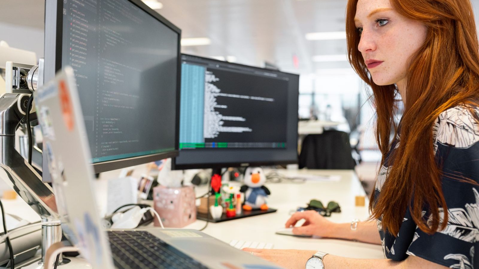 Desarrolladora programando una plataforma a la medida