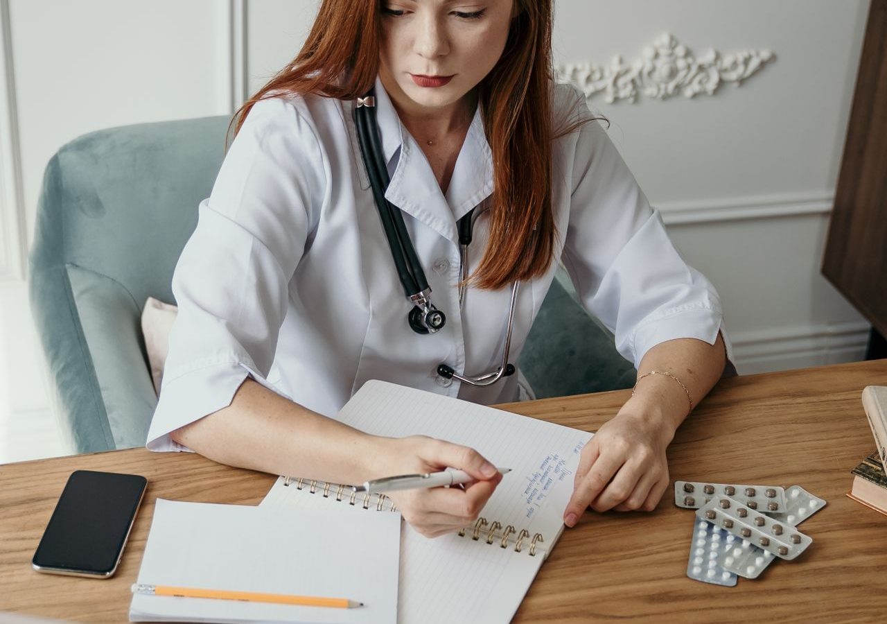 Médica gestionando expedientes en consultorio