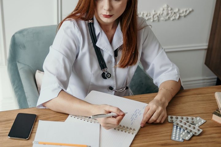 Médica gestionando expedientes en consultorio