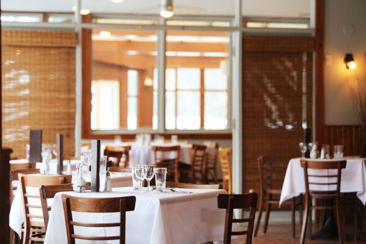 Salón de restaurante listo para servicio